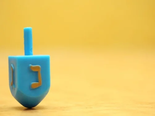 Dreidel là một loại con quay bốn mặt truyền thống của người Do Thái